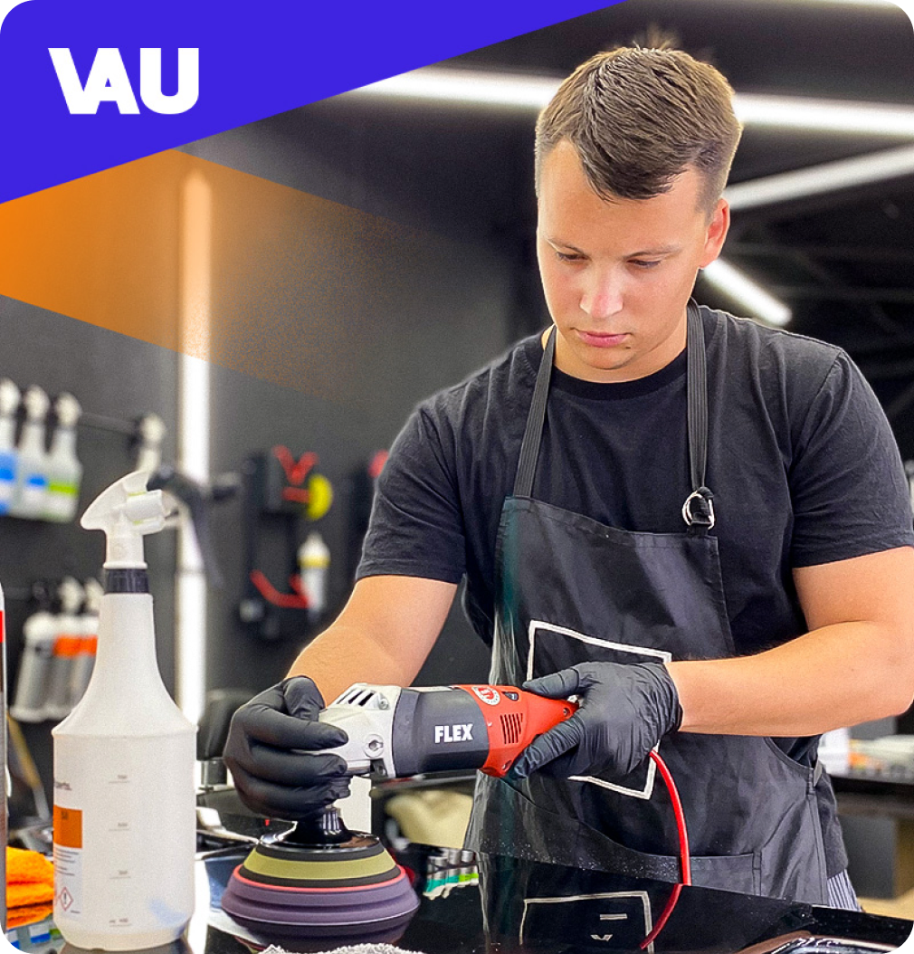 Практичне навчання у центрі VAU: полірування автомобіля